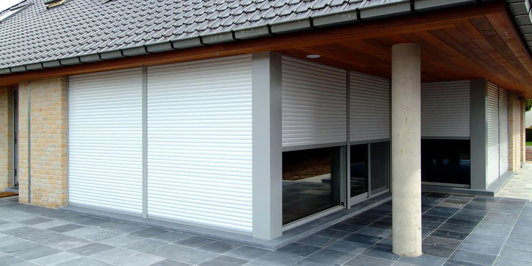 Detalj PVC roletni na fasadi porodične kuće